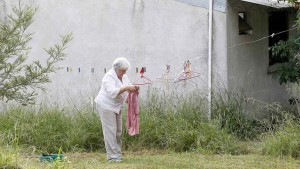 Lucía Topolansky tiende la ropa en la casa en la que vive con José Mujica