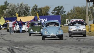 Mujica y su Escarabajo, en una concentración de aficionados a estos coches en las afueras de Montevideo