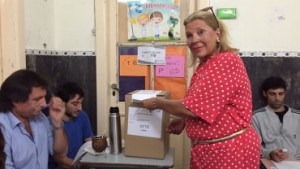 Elisa Carrió votó temprano aduciendo "razones de seguridad"