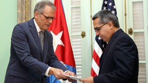El ministro interino de Relaciones Exteriores de Cuba, Marcelino Medina (d), recibe la carta de Obama para Raúl Castro de parte de el jefe de la Sección de Intereses de EE UU Jeffrey DeLaurentis en La Habana.