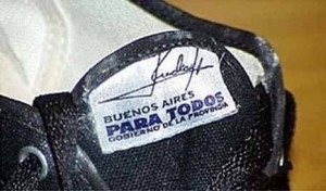 Las tristemente recordadas zapatillas del "huidizo" Ruckauf